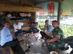 BABINSA KORAMIL 0816/16 WARU SERMA HENDI MELAKSANAKAN KOMSOS BERSAMA MASYARAKAT DESA TAMBAK SAWAH WARU