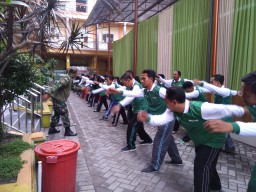 Babinsa Koramil 0816/14 Taman pimpin senam dalam kegiatan acara pendidikan kader PKNU