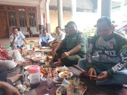 Kapten Inf Sanusi Danramil 0816/02 menghadiri acara Forum Komunikasi Kepala Desa FKKD Kec Candi
