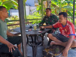 Keakraban Babinsa Anggota Ramil 0816/05 Tercipta kehahmonisan Di Wilayah Binaannya