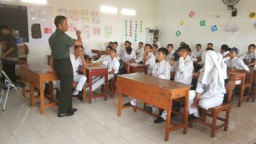 SALAH SATU TUGAS BABINSA ADALAH MEMBERIKAN WASBANG DAN MEMBENTUK PRIBADI YANG LEBIH TANGGUH KEPADA GENERASI MUDA.