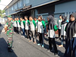 Babinsa Koramil 0816/11 Tarik Serma Listiawan memberikan pembekalan Wawasan Kebangsaan Wasbang Indonesia kepada Siswa