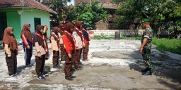 KORAMIL 0816/10 BALONGBENDO SERMA SUWANDI MEMBERIKAN MATERI PBB GERAKAN DASAR TERHADAP SISWA SISWI PRAMUKA SAKAWIRA KARTIKA