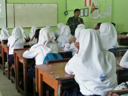 BABINSA KORAMIL 0816/16 WARU MELAKSANAKAN WASBANG DI SMPN 3 WARU