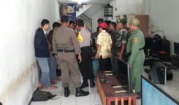 Pol PP Dibantu Anggota Ramil 06 Swiping Siswa Siswi Diluar Sekolah Pada Waktu Jam Pelajaran.