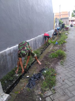 Babinsa 0816/11 Tarik Bantu Warga Sebani Bersih Bersi Lingkungan.