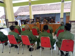 Babinsa Koramil 0816/13 Berikan Wasbang Anggota Linmas Desa Wonokalang Kec Wonoayu