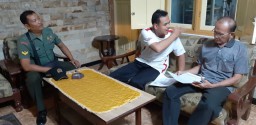 Babinsa Watu Tulis Jalin Komsos Dengan Kepala Desa.