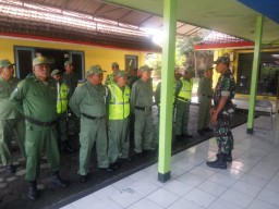 Babinsa Ramil 0816/06 Desa Ngaban Pembinaan Linmas pada kegiatan Bimtek Linmas