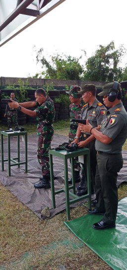 Perwira dan anggota Kodim 0816 Sidoarjo latihan menembak TW I di lapangan tembak Kodim 0816/Sidoarjo