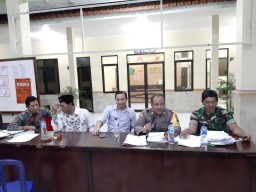 BABINSA 0816/03 BUDURAN MENGHADIRI RAPAT PEMBENTUKAN KETUA KPPS DI DESA DUKUH TENGAH