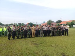 DANRAMIL 0816/18 SEDATI BERSAMA ANGGOTANYA IKUTI APEL GELAR PASUKAN PENGAMANAN PEMILU 2019