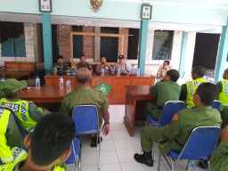 Babinsa 0816/13 Wonoayu Berikan Wasbang Anggota Linmas Desa Jimbaran Wetan Kec Wonoayu
