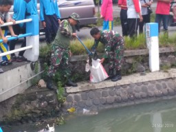 Babinsa 0816/14 Taman laksanakan gelar apel Gerakan nyemplung kali dalam rangka HARI AIR SEDUNIA ke VII