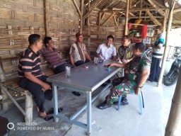 Komsos Sarana Eratkan Babinsa Dan Wk Satpol PP Serta Warga DesaTanjek Wagir.