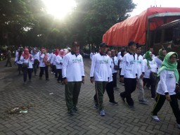 Babinsa Koramil 0816/18 Sedati dan masyarakat ikuti gerak jalan sehat Hari Jadi Rimbawan ke 36 Tahun 2019