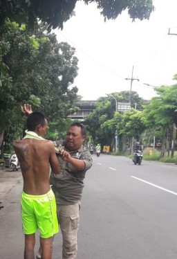 Kepedulian Anggota TNI Sertu Arif Ridho Basuki Pada Warga Keterbelakangan Mental.