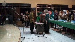 Babinsa 0816/10 hadiri Pelantikan dan Bimbingan Teknis Pengawas TPS se-Kec. Balongbendo