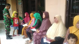 BABINSA 0816/03 BUDURAN DAN BHABINKAMTIBMAS POLSEK BUDURAN MELAKSANAKAN PENDAMPINGAN PENGOBATAN GRATIS