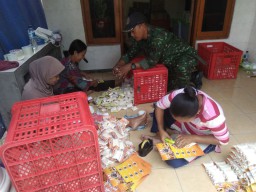 KORAMIL 0816/10 BALONGBENDO BABINSA SERMA TAUFIK MELAKSANAKAN GIAT KOMSOS DI DESA BAKUNG PRINGONDANI