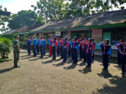 Anggota Koramil 11/Tarik Kodim 0816 berbagi materi wasbang pada pelajar SMPN 1 Tarik