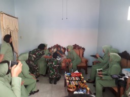 Anjang Sana Ketua Persit PD V/Brawijaya Ke Rumah Mayor Ckm. M. Mukhid wilayah Ramil 05.