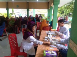 Babinsa Koramil 0816/14 taman dampingi PT Cheroen Pokphand pemeriksaan dan konsultasi kesehatan gratis