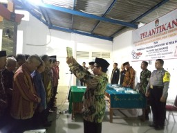 BABINSA KORAMIL 0816/16 WARU DAN BHABINKAMTIBMAS HADIRI PELANTIKAN KPPS PEPELEGU WARU