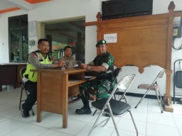 Berikan Pengamanan, Koramil 0816/13 Wonoayu Dan Polsek Jaga Logistik Pemilu 24 Jam Nonstop