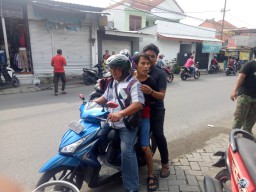Babinsa Koramil 0816/18 Sedati Koptu M Imron Amankan Pencuri HP Dari Amukan Massa