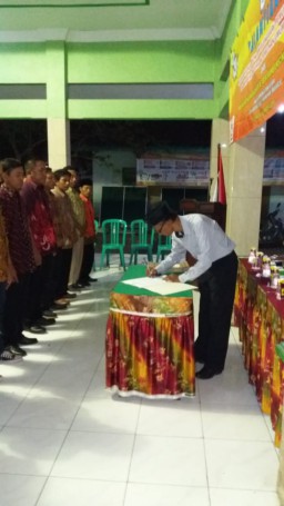 Babinsa Serma Hasan Basri menghadiri pelantikan KPPS Desa Sidorejo Kec. Krian Kab. Sidoarjo.