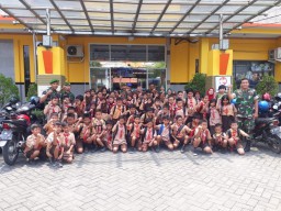 KORAMIL 01/KOTA SIDOARJO MENGAJAK ANAK SDN GEMAR MEMBACA