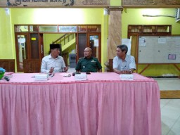 DANRAMIL 12 PRAMBON KOMSOS DENGAN KEPALA DESA.