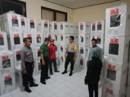 Babinsa Ramil 0816/12 bersama Polsek Prambon laksanakan pengawalan dan pengamanan logistik Kotak dan surat suara