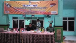 Babinsa Serda Nanang Nasdar Aulia menghadiri pelantikan KPPS Desa Tropodo Kec. Krian Kab. Sidoarjo.