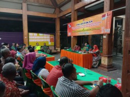 Babinsa Serma Ahmad Saifi menghadiri pelantikan KPPS Desa Sidomulyo Kec. Krian Kab. Sidoarjo.