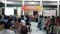 Babinsa Serka Sukaeri menghadiri pelantikan KPPS Kelurahan Kemasan Kec. Krian Kab. Sidoarjo.