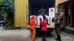 Pendistribusian Logistik Kotak Suara Dan Surat Suara Untuk DPD RI Kecamatan Jabon.
