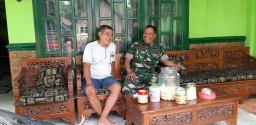 Sarana Komsos Babinsa Ramil 0816/12 Prambon dengan mengunjungi warga