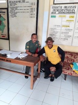 Babinsa Ramil 0816/12 Prambon Intensifkan Komsos Dengan Kades Jedong Cangkring