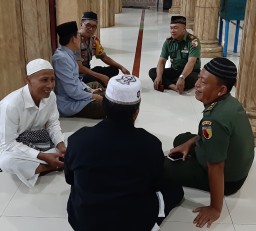 Danramil 12 dan Kapolsek PrambonKomsos Dengan Para Jamaah.