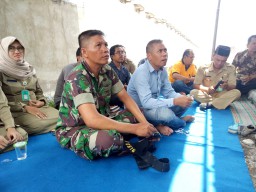 Komsos merupakan alat perekat Babinsa dan elemen masyarakat di Desa Binaannya