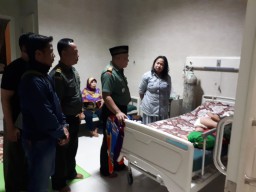 Danramil 0816/12 Besuk Keluarga Anggota nya Di RS Aminah