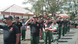 Babinsa koramil 0816/03 Buduran pembekalan kepada linmas tentang PBB peraturan baris berbaris.