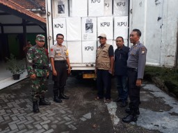 Pendistribusian kotak Suara Dan Surat Suara Di kecamatan Prambon.