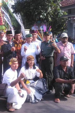 Danramil serta Babinsa dan anggota Ramil 09 Krian dampingi warga kirab