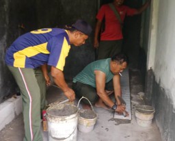 Anggota Koramil 10 Balongbendo laksanakan Pembangunan tempat wudhu untuk organisasi PEPABRI