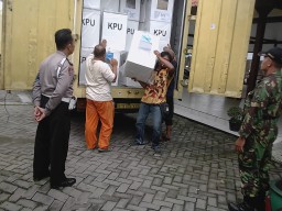 Pendistribusian Logistik kotak Suara Untuk DPRD Provinsi Dari KPUD.