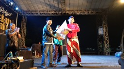 Kades Sedengan Mijen Kec Krian Kab Sidoarjo Ramaikan Ruwah Desa Dengan Tontonan Wayang Kulit.