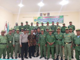 Babinsa koramil 0816/01 memberikan materi tentang Linmas di Desa Sarirogo